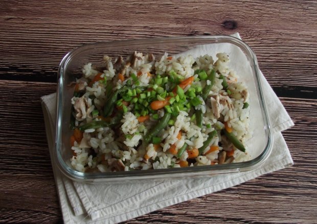 Fotografia przedstawiająca Ryż z kurczakiem, fasolką i marcheweczkami