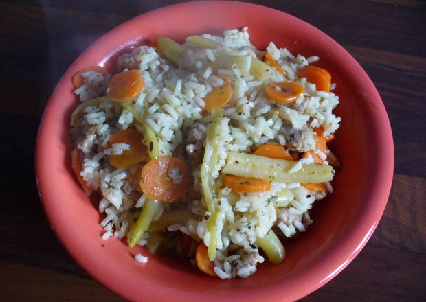 Fotografia przedstawiająca Ryż z kurczakiem, fasolką i marchewką