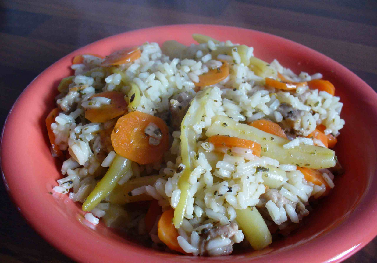 Ryż z kurczakiem, fasolką i marchewką foto