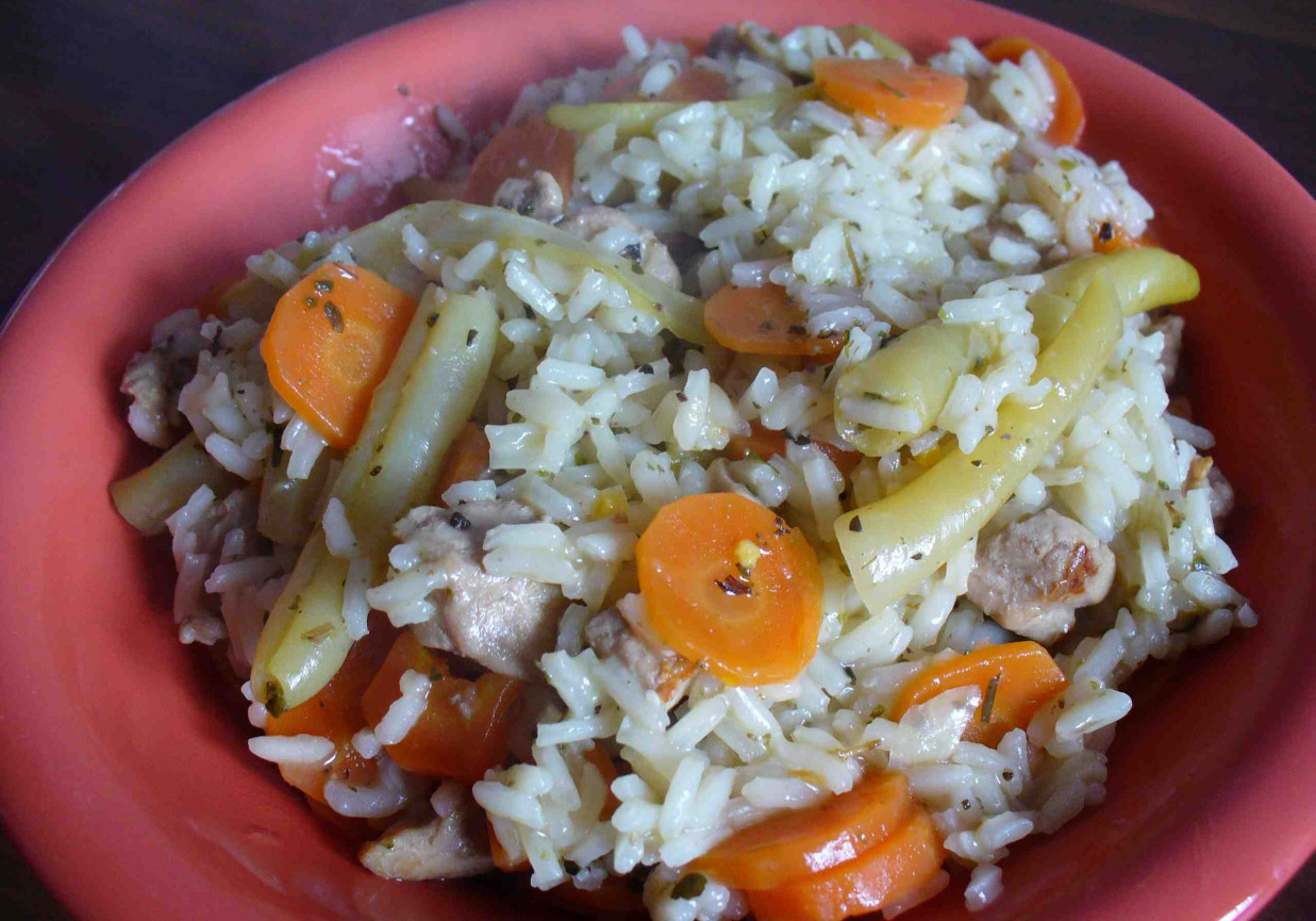 Ryż z kurczakiem, fasolką i marchewką foto