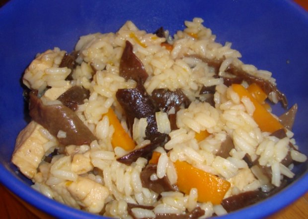 Fotografia przedstawiająca Ryż z kurczakiem, grzybami mun i marchewką