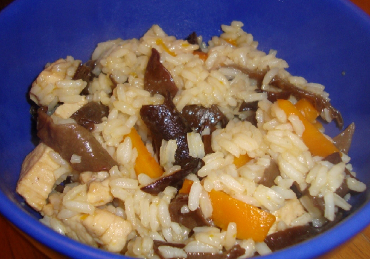 Ryż z kurczakiem, grzybami mun i marchewką foto