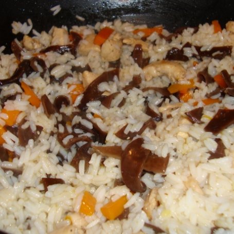 Krok 5 - Ryż z kurczakiem, grzybami mun i marchewką foto