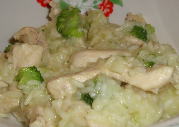 Fotografia przedstawiająca Ryż z kurczakiem i brokułami