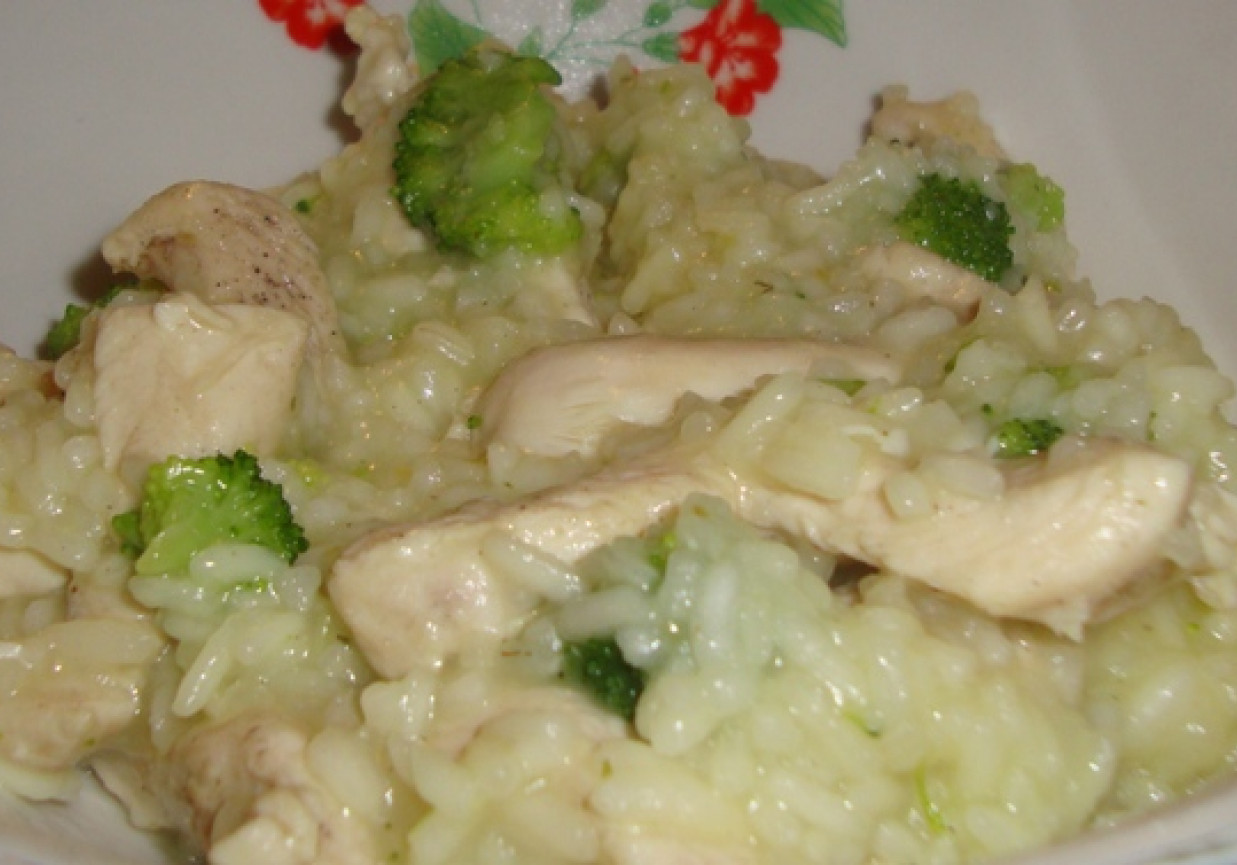 Ryż z kurczakiem i brokułami foto