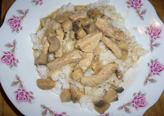 Fotografia przedstawiająca Ryż z kurczakiem i pieczarkami