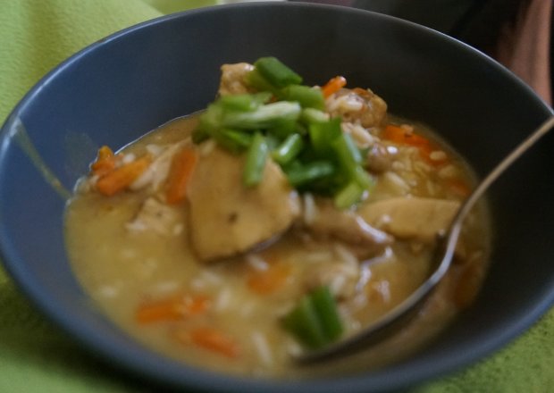 Fotografia przedstawiająca Ryż z kurczakiem i warzywami w aromatycznym sosie