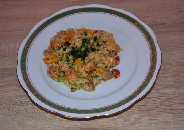 Fotografia przedstawiająca Ryż z kurczakiem i warzywami