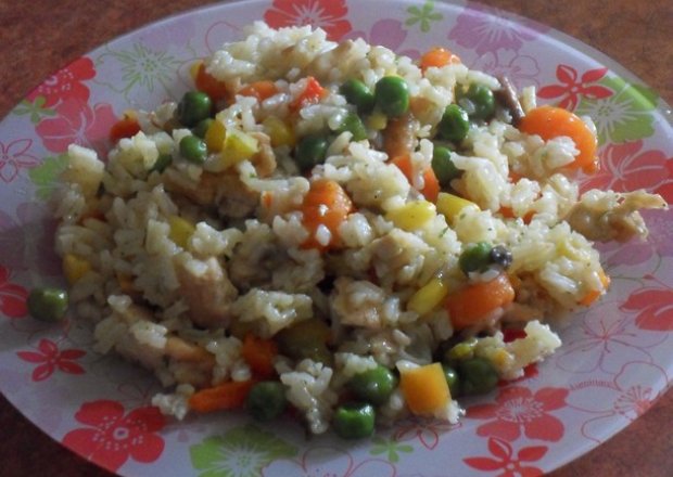 Fotografia przedstawiająca Ryż z kurczakiem i warzywami