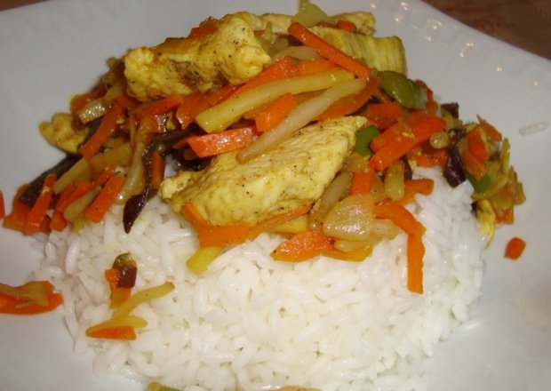 Fotografia przedstawiająca Ryż z kurczakiem i warzywną mieszanką chińską