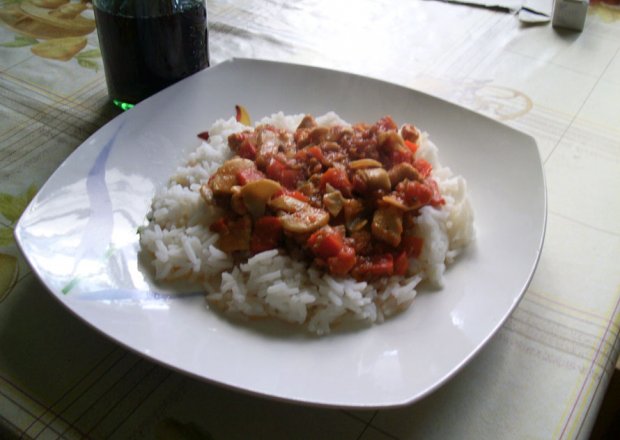Fotografia przedstawiająca Ryż z kurczakiem w papryce i pomidorach