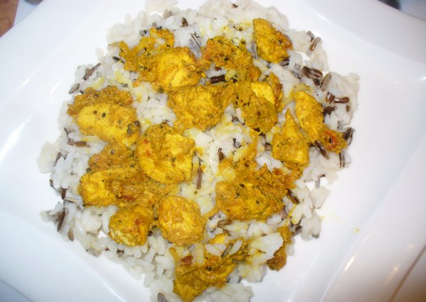 Fotografia przedstawiająca Ryż z kurczakiem  z dodatkiem kurkumy