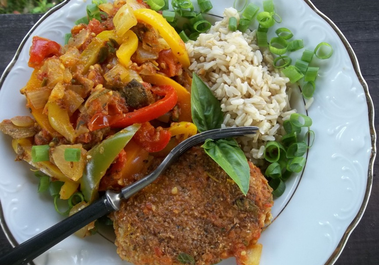 ryż z leczo i sojowy kotlet (pomysł na vege obiad) foto