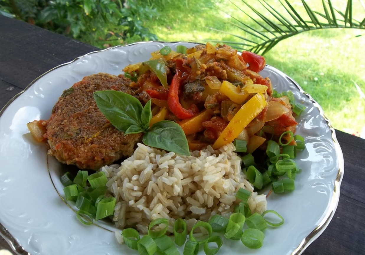 ryż z leczo i sojowy kotlet (pomysł na vege obiad) foto