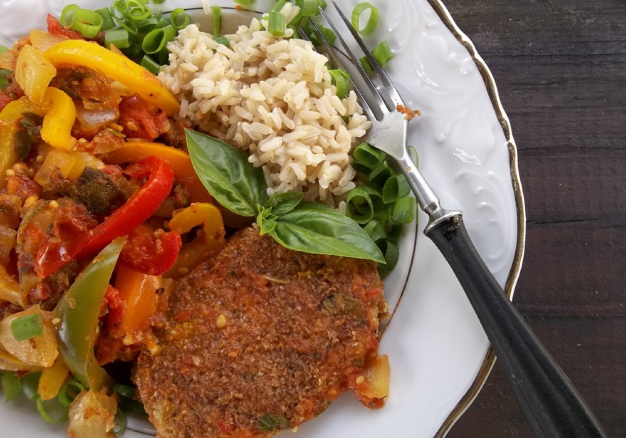 ryż z leczo i sojowy kotlet (pomysł na vege obiad) foto