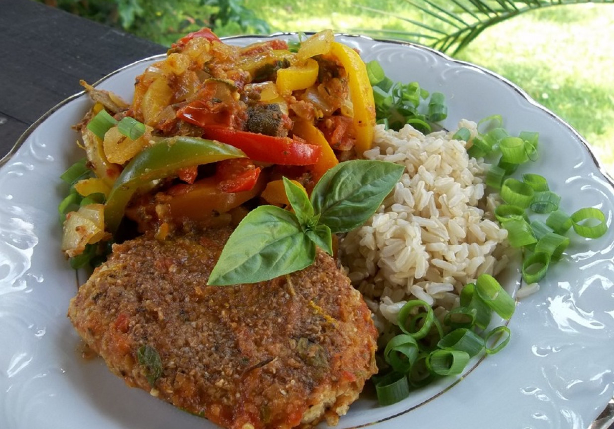 ryż z leczo i sojowy kotlet (pomysł na vege obiad) foto