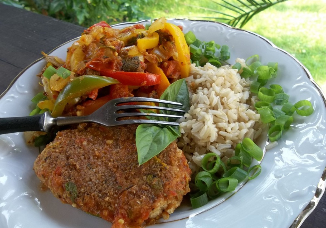 ryż z leczo i sojowy kotlet (pomysł na vege obiad) foto