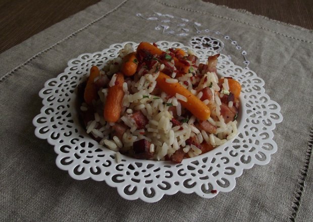 Fotografia przedstawiająca Ryż z marchewką, boczkiem, kiełbasą i nutą pomidorów ze szczypiorkiem