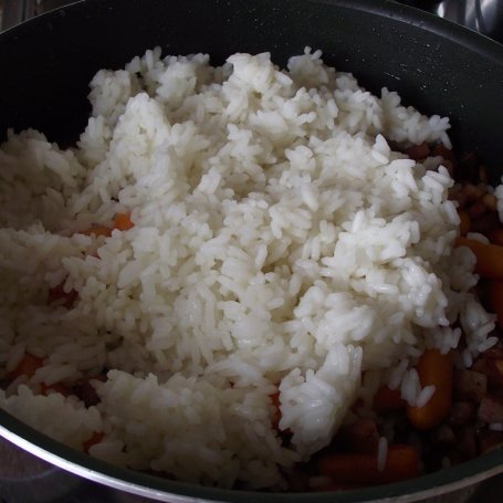 Krok 3 - Ryż z marchewką, boczkiem, kiełbasą i nutą pomidorów ze szczypiorkiem foto