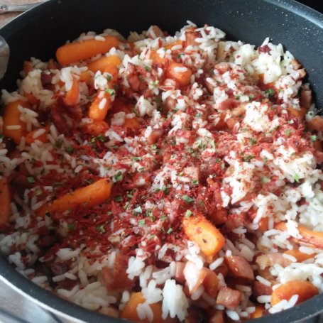 Krok 4 - Ryż z marchewką, boczkiem, kiełbasą i nutą pomidorów ze szczypiorkiem foto