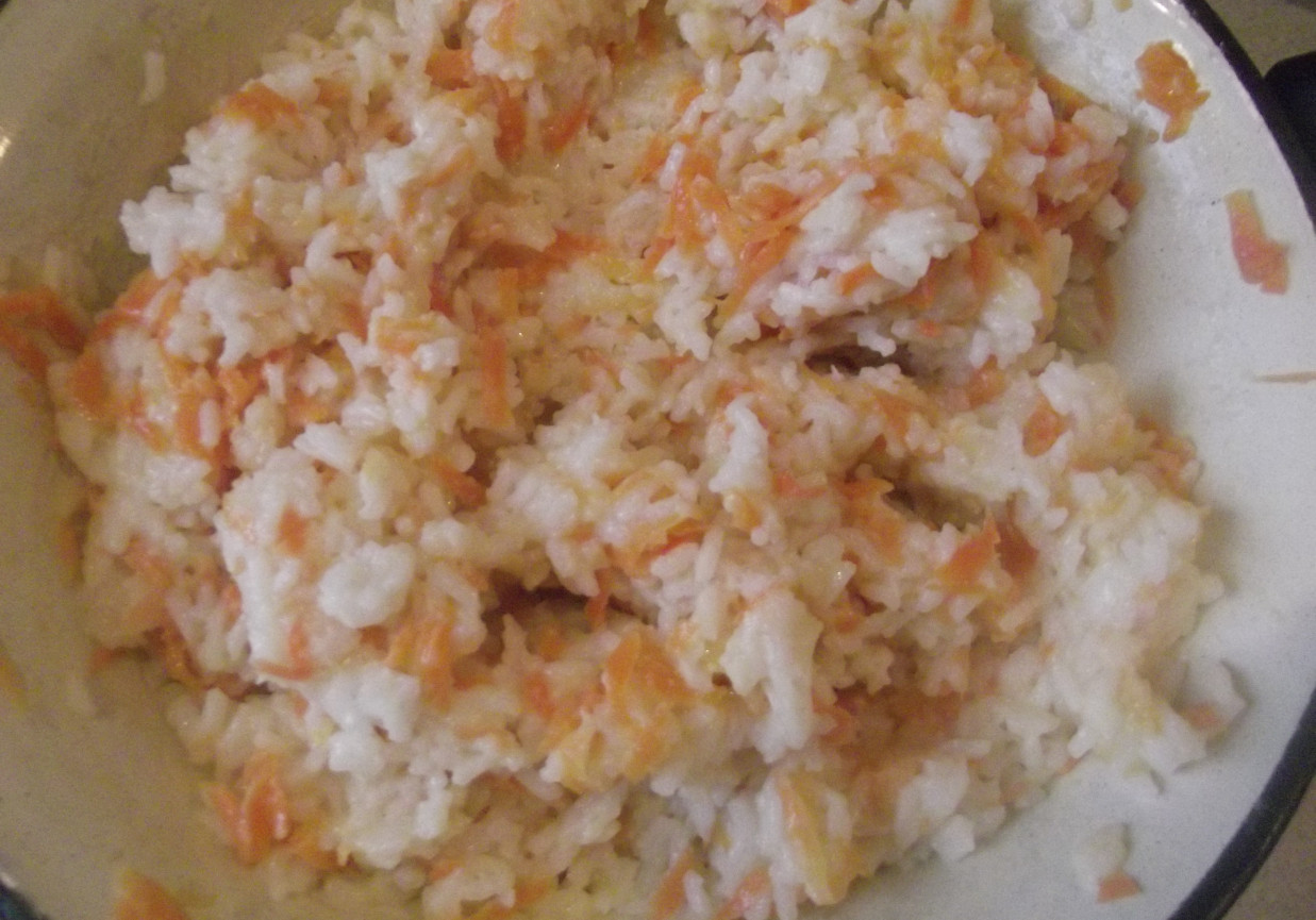 Ryż z marchewką do obiadu foto