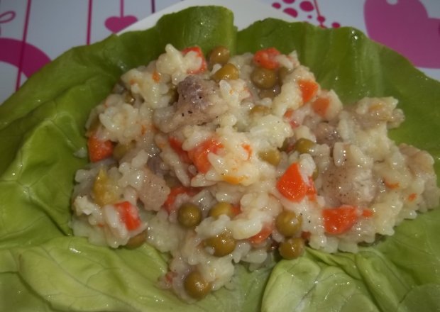 Fotografia przedstawiająca Ryż z marchewką, groszkiem i rybką