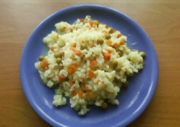 Fotografia przedstawiająca ryż z marchewką i groszkiem