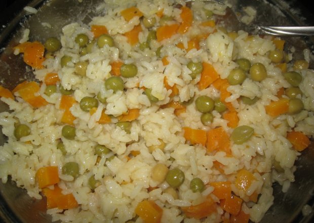 Fotografia przedstawiająca Ryż z marchewką i groszkiem