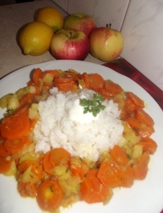 Fotografia przedstawiająca Ryż z marchewką i jabłkiem