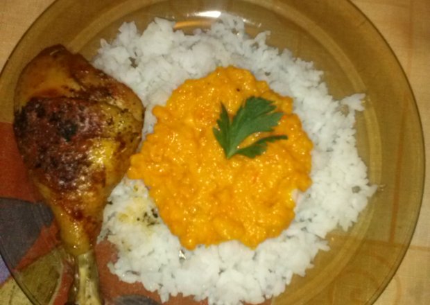 Fotografia przedstawiająca Ryż z marchewką i kurczkiem