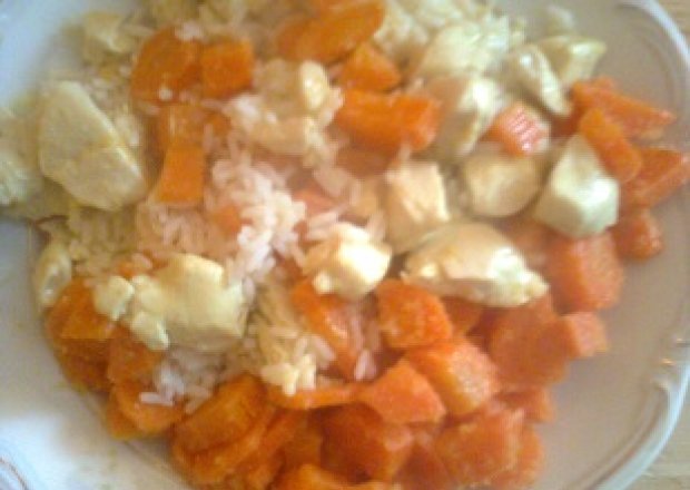 Fotografia przedstawiająca ryż z marchewką i piersiami kurczaka