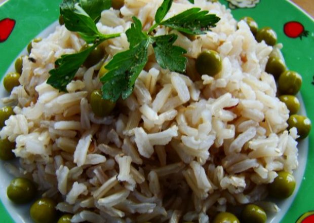 Fotografia przedstawiająca ryż z masełkiem i groszkiem