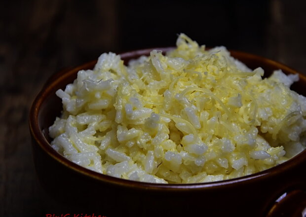 Fotografia przedstawiająca Ryż z masłem i serem