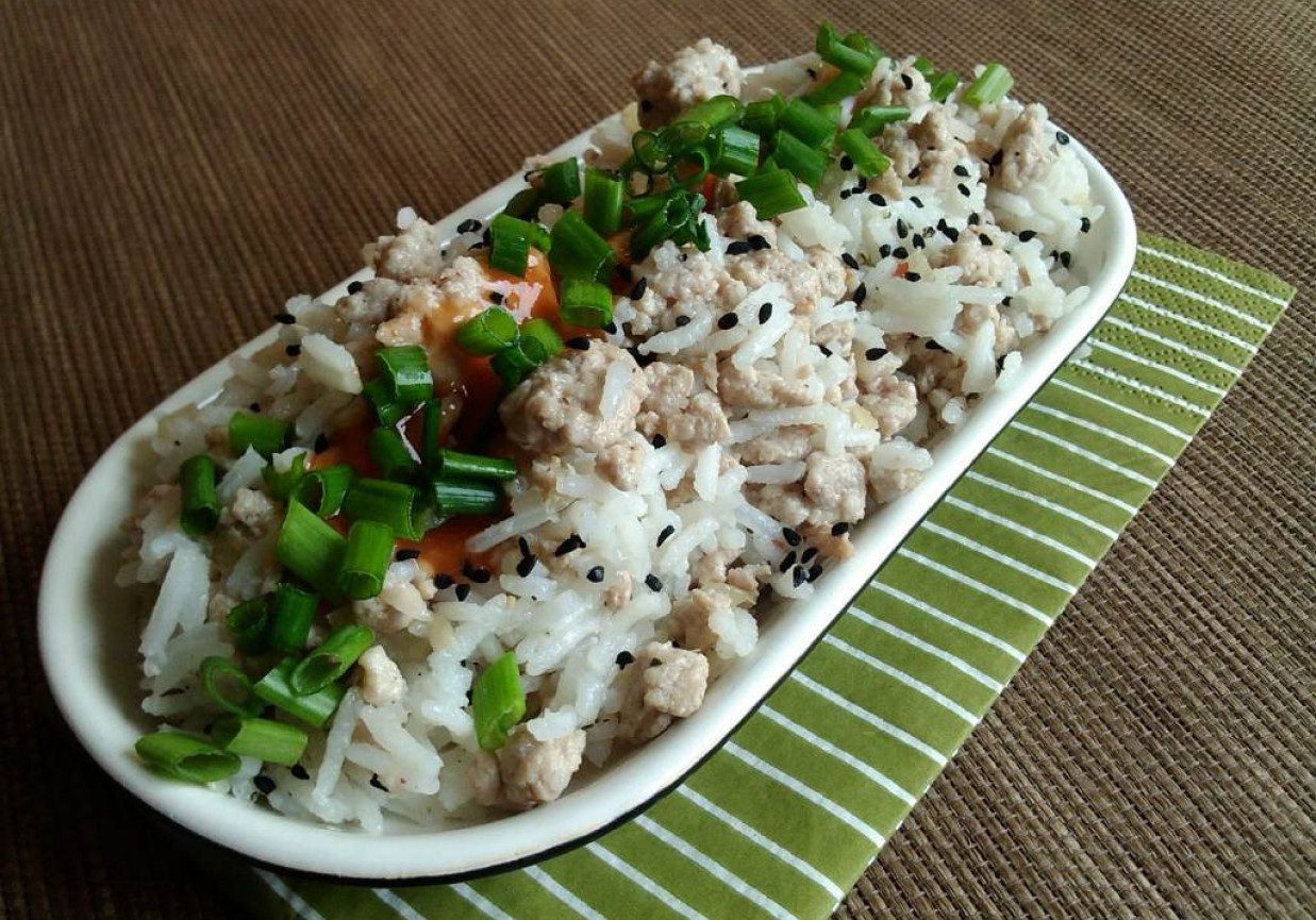 Ryż z mięsem i czarnuszką na ostro foto