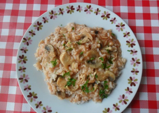 Fotografia przedstawiająca Ryż z mięsem i sosem z pieczarkami