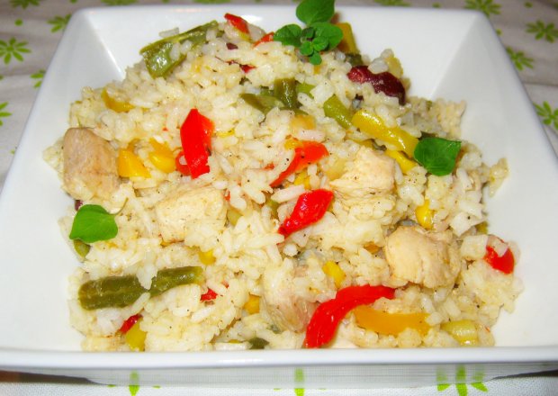 Fotografia przedstawiająca Ryż z mięsem i warzywami