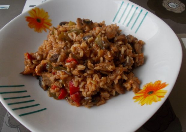 Fotografia przedstawiająca Ryż z mięsem i warzywami.