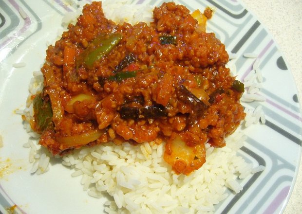 Fotografia przedstawiająca Ryż z mieszanką warzyw i mięsem mielonym