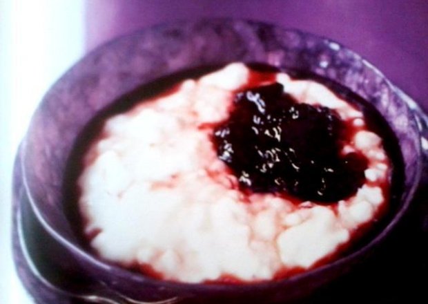 Fotografia przedstawiająca ryż z mlekiem sojowym i wiśniami