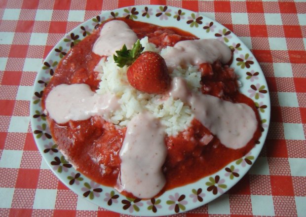 Fotografia przedstawiająca Ryż z musem truskawkowym i jogurtem