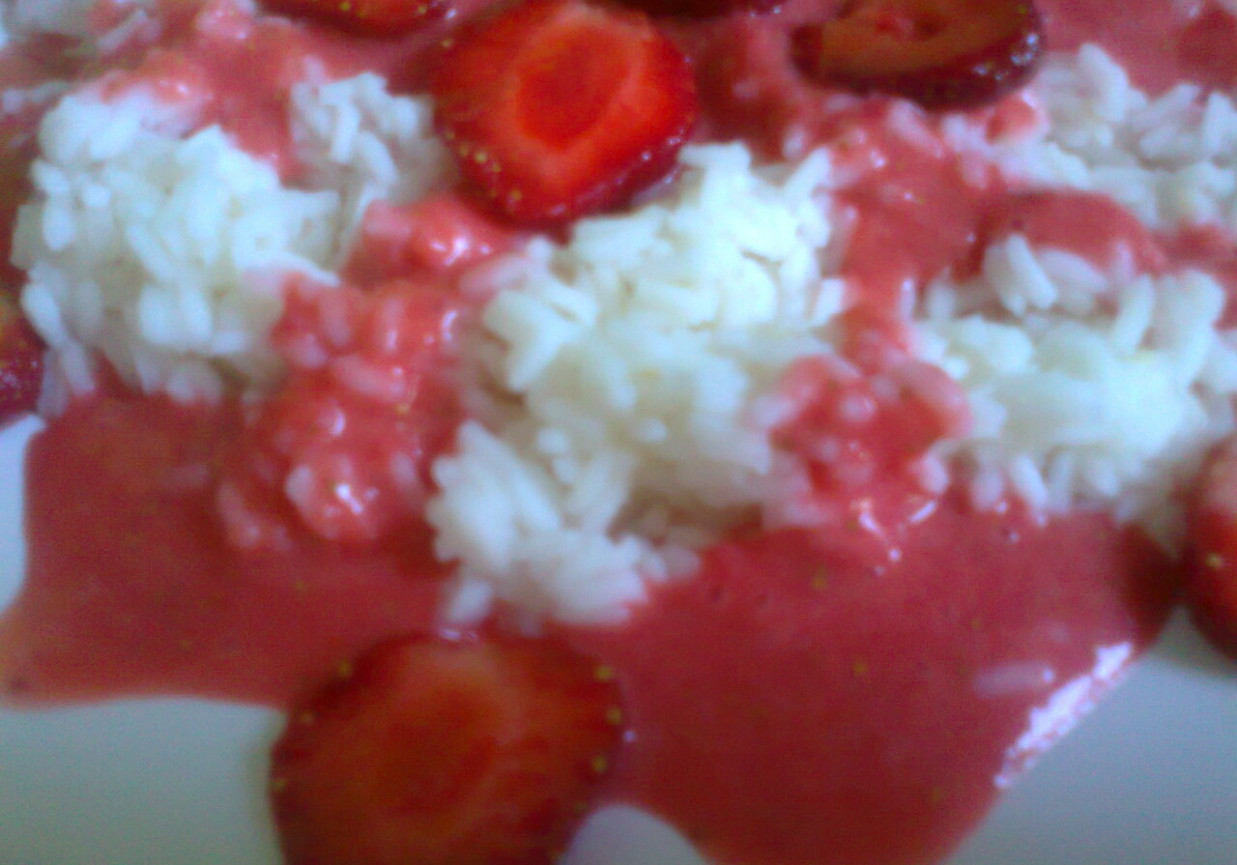 ryż z musem truskawkowym i słodkimi plastrami truskawek foto