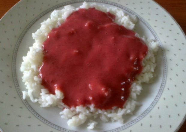 Fotografia przedstawiająca Ryż z musem truskawkowym