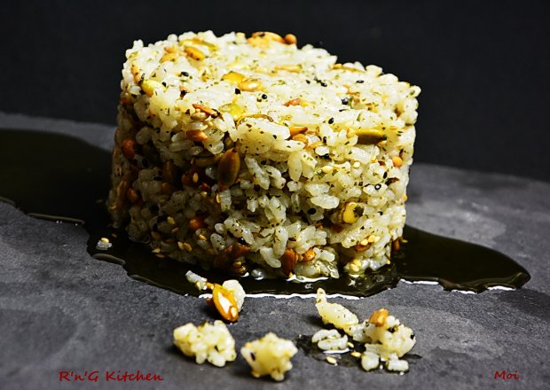 Fotografia przedstawiająca Ryż z nasionami i olejem rydzowym