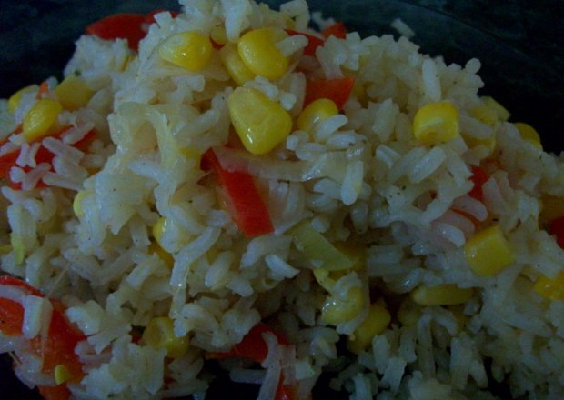 Fotografia przedstawiająca ryż z papryką i nie tylko