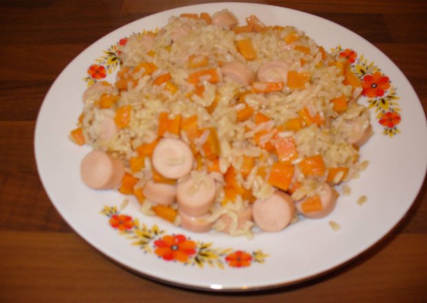 Fotografia przedstawiająca ryż z parówką i marchewką KM