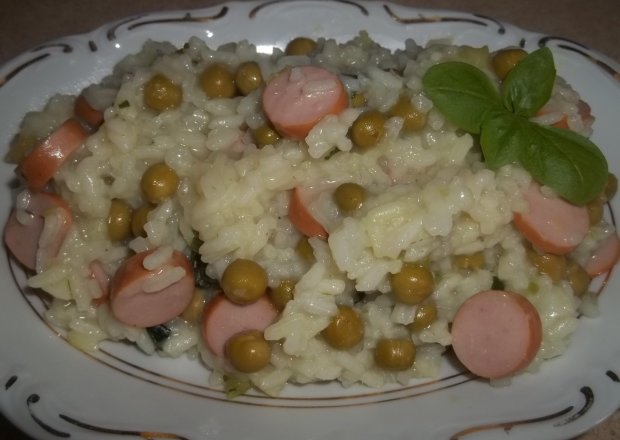 Fotografia przedstawiająca Ryż z parówkami i groszkiem