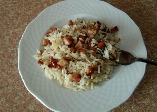 Fotografia przedstawiająca Ryż z parówkami na ostro