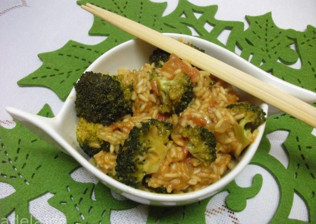 Fotografia przedstawiająca Ryż z patelni z brokułem - pilav