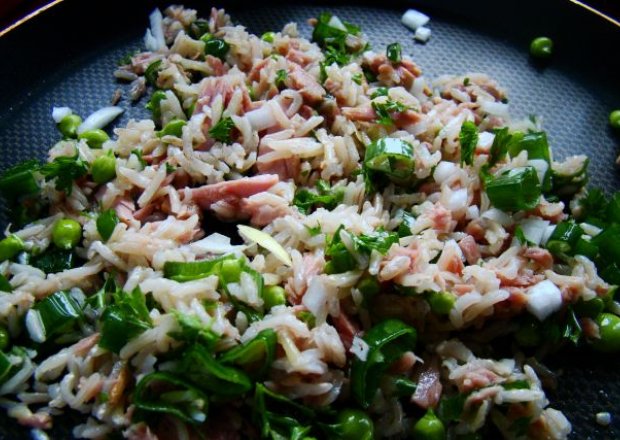 Fotografia przedstawiająca Ryż z patelni z tuńczykiem