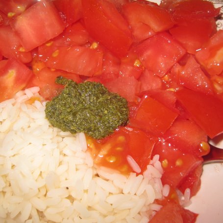 Krok 3 - ryż z pesto i świeżymi pomidorami foto
